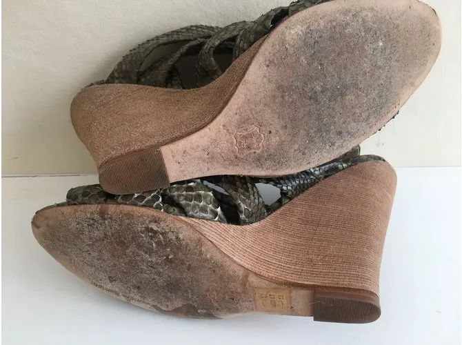 Alexandre Birman Tacones de piel de serpiente Caqui Impresión de pitón Gris pardo 