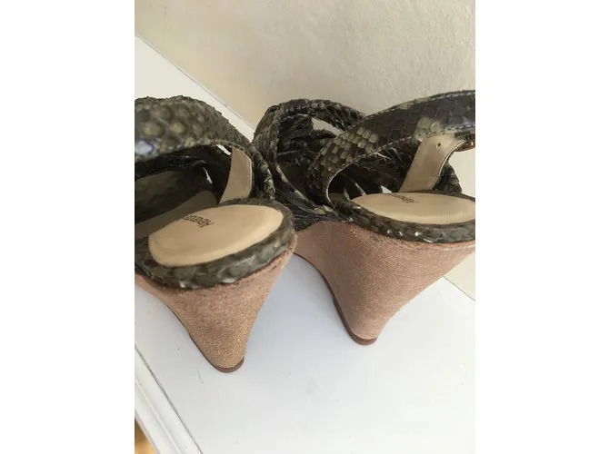 Alexandre Birman Tacones de piel de serpiente Caqui Impresión de pitón Gris pardo 