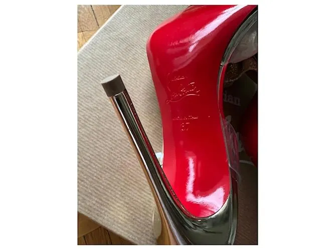 Christian Louboutin Tacones Dorado 