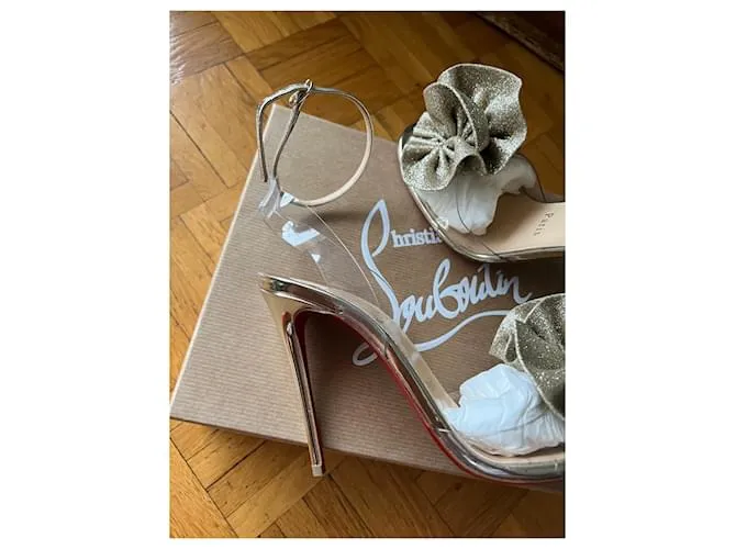 Christian Louboutin Tacones Dorado 