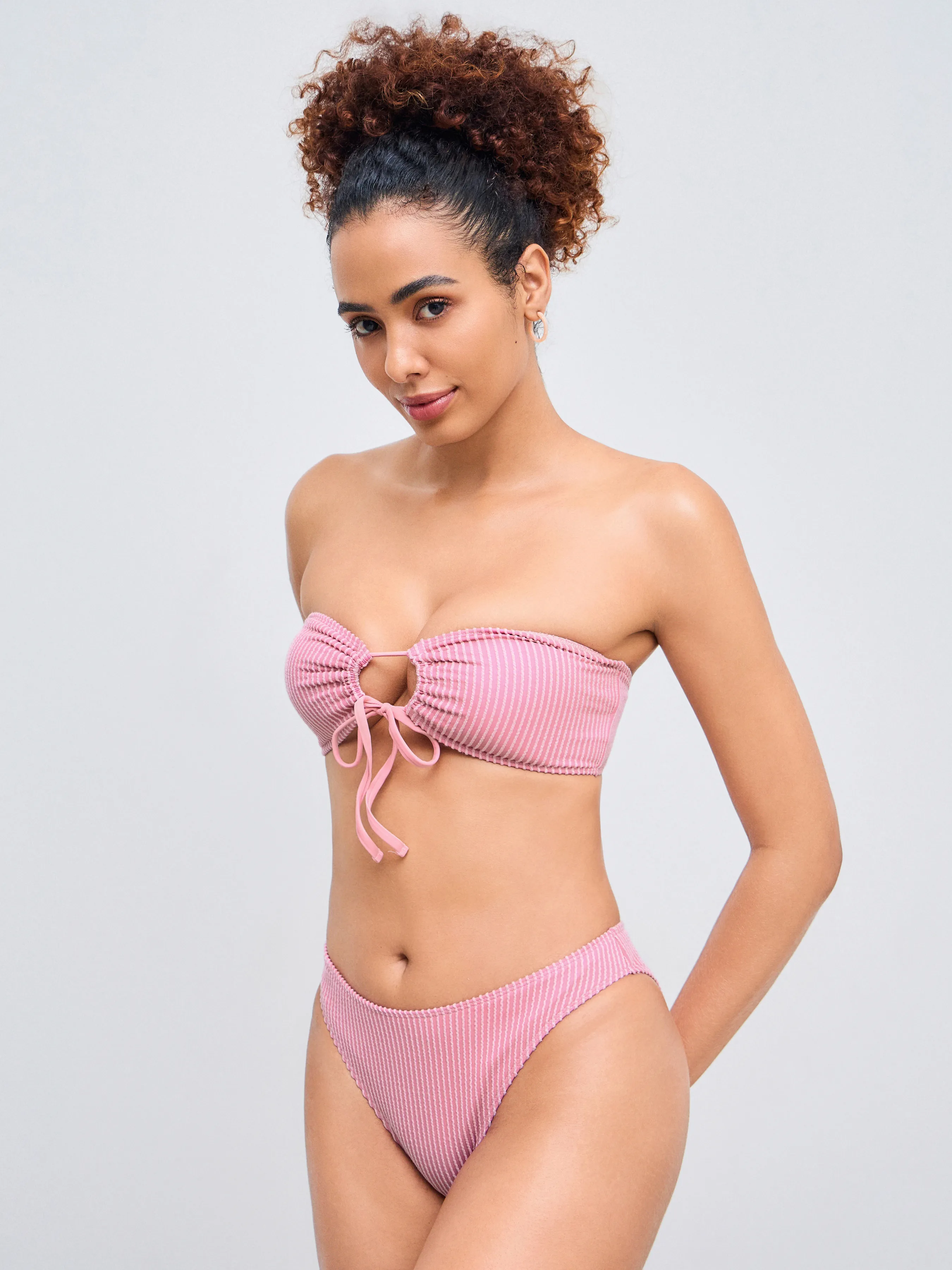 Conjunto de Bikini Bandeau a Rayas con Nudo y Anilla de Cobertura Completa