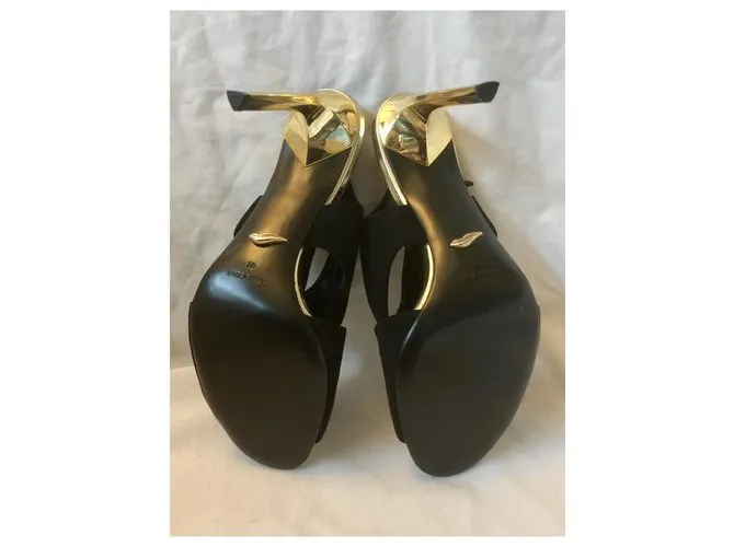 Diane Von Furstenberg DvF Vick negro y tacones dorados 