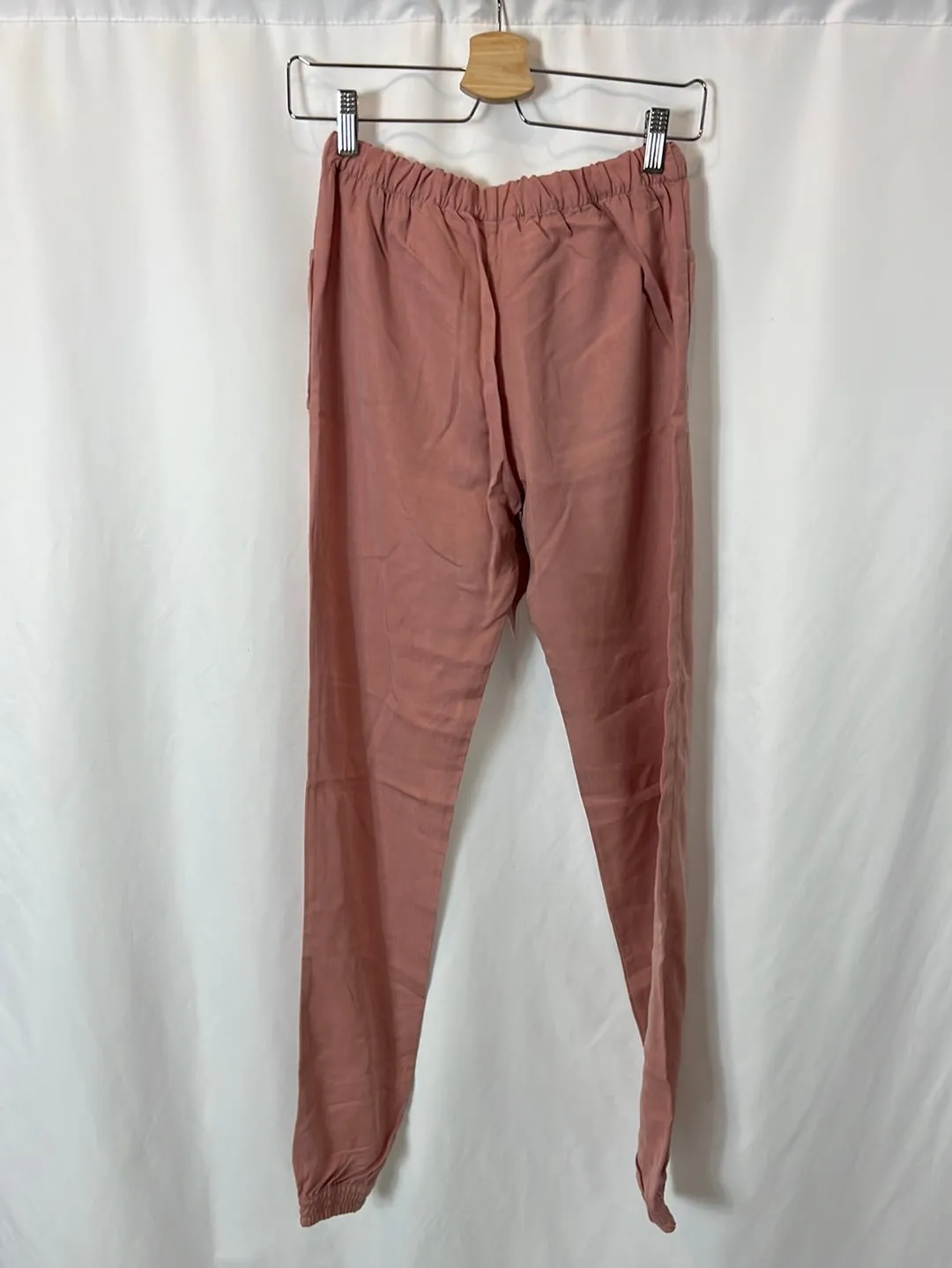 MASSIMO DUTTI. Pantalón rosa fluido. T 13-14 años (XS)