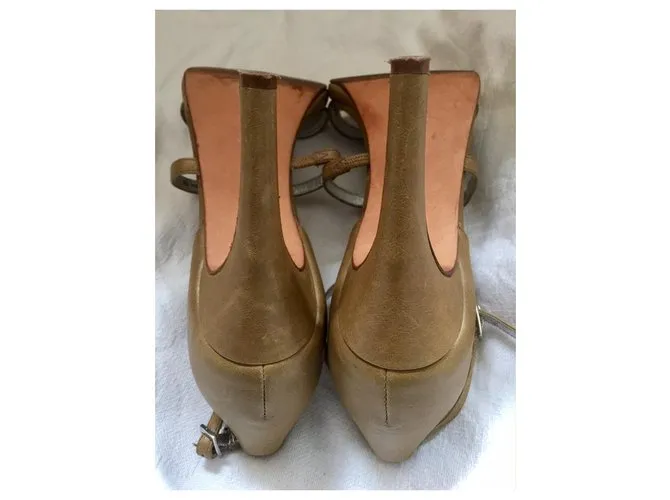 Russell & Bromley Beverly Fieldman para los tacones de bisel vintage de Russel & Bromley Caramelo 