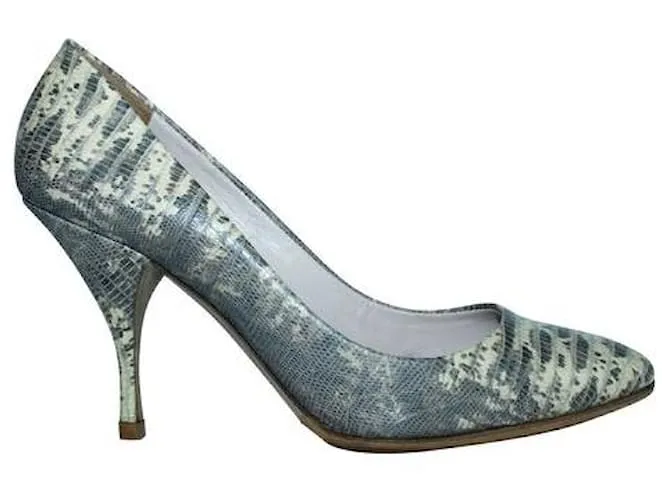 Tacones en relieve de piel de serpiente de Miu Miu 