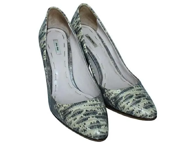 Tacones en relieve de piel de serpiente de Miu Miu 