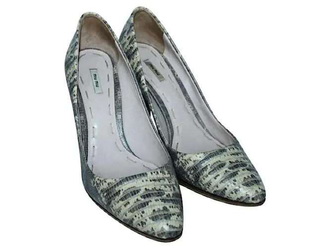 Tacones en relieve de piel de serpiente de Miu Miu 