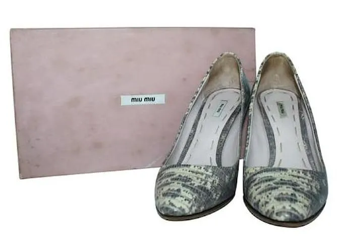 Tacones en relieve de piel de serpiente de Miu Miu 