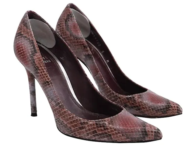 Tacones Nouveau con estampado de serpiente de Stuart Weitzman en cuero multicolor 